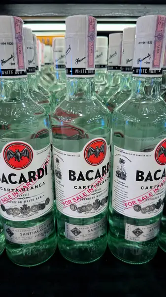 Gurugram, Hindistan - 5 Ağustos 2024: Bacardi Carta Blanca rom şişelerinin bir mağaza rafında yakın plan çekimleri.