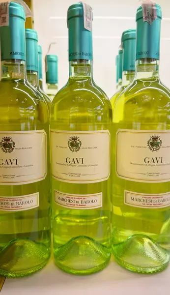 Gurugram, Hindistan - 5 Ağustos 2024: Fransız Şampanyası ve köpüklü şarap şişeleri mağaza raflarında zarif bir şekilde düzenlenmiştir, kutlamalar ve özel günler için mükemmeldir. Satılık ithal şampanya. 