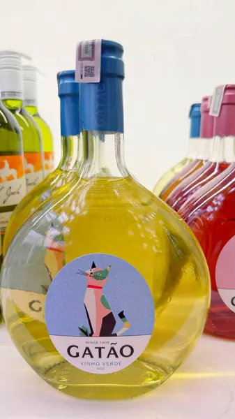 Gurugram, Hindistan - 5 Ağustos 2024: Fransız Şampanyası ve köpüklü şarap şişeleri mağaza raflarında zarif bir şekilde düzenlenmiştir, kutlamalar ve özel günler için mükemmeldir. Satılık ithal şampanya. 