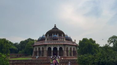 Yeni Delhi, Hindistan - 17 Ağustos 2024 Humayun 'un Mezarının çarpıcı kapısı canlı yeşilliklerle çevrili, tarih ve doğanın mükemmel bir karışımı. Humayun 'un Mezarı, Delhi' deki Popüler Turist Çekimi