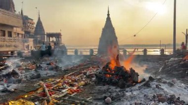 Varanasi, Uttar Pradesh, Hindistan - 30 Ağustos 2024: Manikarnika Ghat, Varanasi 'de bir yakma töreninin kasvetli sahnesi, antik ayinin manevi önemi. Banaras 'ta ünlü Cenaze Yakma Töreni