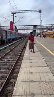 Varanasi, Uttar Pradesh, Hindistan - 24 Eylül 2024: Banaras tabelasının manzarası ve Manduadih tren istasyonunun peronuna döşenmiş renkli çöp kutuları.