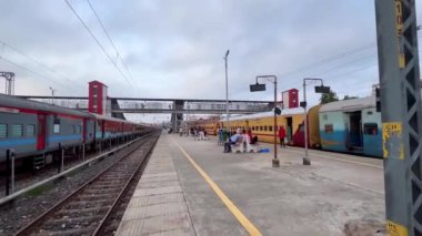 Varanasi, Uttar Pradesh, Hindistan - 24 Eylül 2024: Varanasi Tren İstasyonu 'nda bir tren temalı restoran, bir Hint treninin gerçek büyüklükte bir modelini çeken güzel gölgeli bir platformun yer aldığı.