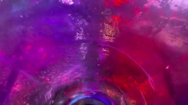 Varanasi, Uttar Pradesh, Hindistan - 24 Eylül 2024: İnsanlar Varanasi 'deki bir panayırdaki renkli sualtı tünel akvaryumunun keyfini çıkarıyorlar, canlı deniz yaşamını yaşıyorlar ve unutulmaz anları yakalıyorlar.