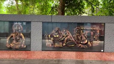 Varanasi, Uttar Pradesh, Hindistan - 24 Eylül 2024: Varanasi 'nin kutsal caddesinde verimli yeşillik ve geleneksel Hint mirası sergilenen güzel oyulmuş kültürel sanat eserleri.