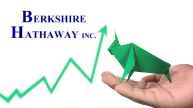 New York - ABD, 25 Aralık 2024: BERKSHIRE HATHAway Inc. Selective Focus on green origami Bull, BERKSHIRE HATHAway Inc Bullish pazar trendini sembolize ediyor. Finansal Büyüme kavramını yakalar