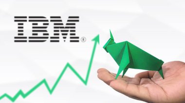 New York - ABD, 25 Aralık 2024: IBM Stock Uptrend with Selective Focus on green origami Bull, sembolize edilen IBM Bullish pazar trendi. Finansal Büyüme kavramını yakalar
