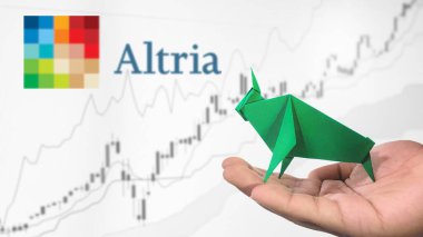 New York - ABD, 25 Aralık 2024: Altria Stock Uptrend with Selective Focus on green origami Bull, sembolize edilen Altria Bullish pazar trendi. Finansal Büyüme kavramını yakalar