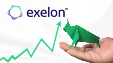 New York - ABD, 25 Aralık 2024: Exelon Stock Uptrend with Selective Focus on Green Origami Bull, Exelon Bullish pazar trendini simgeliyor. Finansal Büyüme kavramını yakalar