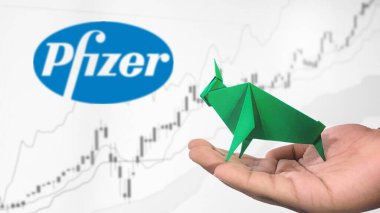 New York - ABD, 25 Aralık 2024: PHZER Stock Uptrend with Selective Focus on green origami Bull, sembolize edilen PHZER Bullish market trendi. Finansal Büyüme kavramını yakalar