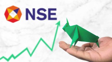 New York - ABD, 25 Aralık 2024: NSE Stock Uptrend with Selective Focus on green origami Bull, sembolize edilen NSE Bullish pazar trendi. Finansal Büyüme kavramını yakalar