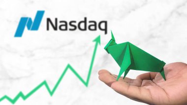 New York - ABD, 25 Aralık 2024: Nasdaq Stock Uptrend with Selective Focus on green origami Bull, sembolize edilen Nasdaq Bullish pazar trendi. Finansal Büyüme kavramını yakalar