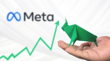New York - ABD, 25 Aralık 2024: Meta Stock Uptrend with Selective Focus on green origami Bull, sembolize edilen Meta Bullish pazar trendi. Finansal Büyüme kavramını yakalar