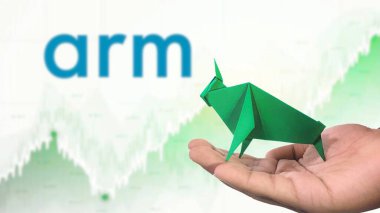 New York - ABD, 25 Aralık 2024: Archstock Uptrend with Selective Focus on green origami Bull, sembolize eden Bullish pazar trendi. Finansal Büyüme kavramını yakalar
