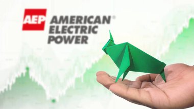 New York - ABD, 25 Aralık 2024: AEP AMERICAN ELECTRIC POWER Stock Uptrend with Selective Focus on Green origami Bull, sembolize AEP AMERICAN ELECTRIC POWER Bullish market trend. Finansal Büyüme kavramını yakalar