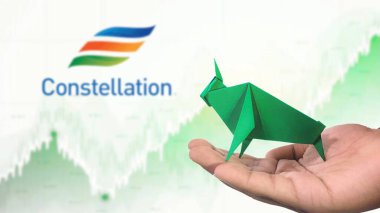 New York - ABD, 25 Aralık 2024: Takımyıldızı Stok Yükselmesi ve Seçici Odaklanma Yeşil origami Boğa, Bullish Takımyıldızı 'nın pazar eğilimini sembolize ediyor. Finansal Büyüme kavramını yakalar
