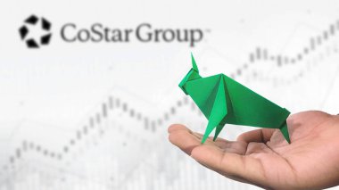 New York - ABD, 25 Aralık 2024: COSTARGROUP Stock Uptrend with Selective Focus on green origami Bull, sembolize edilen COSTARGROUP Bullish pazar trendi. Finansal Büyüme kavramını yakalar