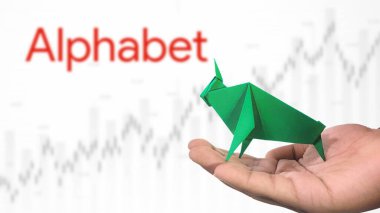 New York - ABD, 25 Aralık 2024: ALPHABET Stock Uptrend with Selective Focus on green origami Bull, sembolize edilen ALPHABET Bullish market trendi. Finansal Büyüme kavramını yakalar