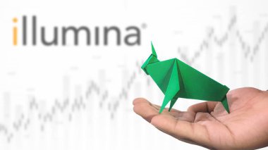 New York - ABD, 25 Aralık 2024: ILLUMINA Stock Uptrend with Selective Focus on green origami Bull, sembolize edilen ILLUMINA Bullish market trendi. Finansal Büyüme kavramını yakalar