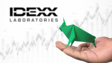 New York - ABD, 25 Aralık 2024: IDEXX Stock Uptrend with Selective Focus on green origami Bull, sembolize edilen IDEXX Bullish market trendi. Finansal Büyüme kavramını yakalar