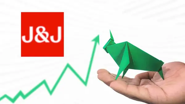 New York - ABD, 25 Aralık 2024: J & J Stock Uptrend with Selective Focus on green origami Bull, sembolize edilen J & J Bullish pazar trendi. Finansal Büyüme kavramını yakalar