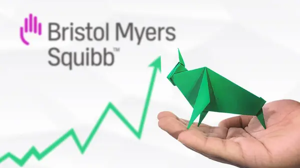 New York - ABD, 25 Aralık 2024: Bristol Myers Squibb Stock Uptrend with Selective Focus on green origami Bull, sembolize edilen Bristol Myers Squibb Bullish pazar trendi. Finansal Büyüme kavramını yakalar