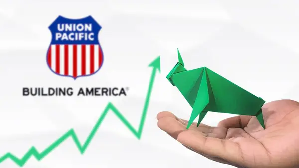 New York - ABD, 25 Aralık 2024: Union Pacific Stock Uptrend with Selective Focus on green origami Bull, sembolize edilen Union Pacific Bullish pazar trendi. Finansal Büyüme kavramını yakalar