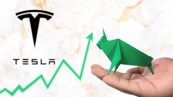 New York - ABD, 25 Aralık 2024: TESLA Stock Uptrend with Selective Focus on green origami Bull, sembolize edilen TESLA Bullish pazar trendi. Finansal Büyüme kavramını yakalar
