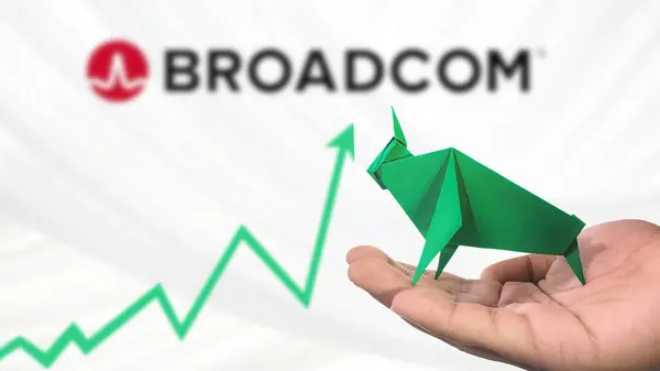 New York - ABD, 25 Aralık 2024: BROADCOM Stock Uptrend with Selective Focus on green origami Bull, sembolize edilen BROADCOM Bullish market trendi. Finansal Büyüme kavramını yakalar