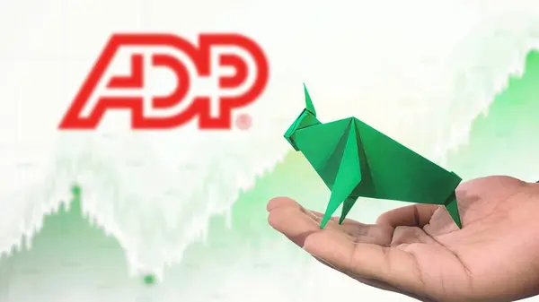 New York - ABD, 25 Aralık 2024: ADP Stock Uptrend with Selective Focus on green origami Bull, sembolize edilen ADP Bullish pazar trendi. Finansal Büyüme kavramını yakalar
