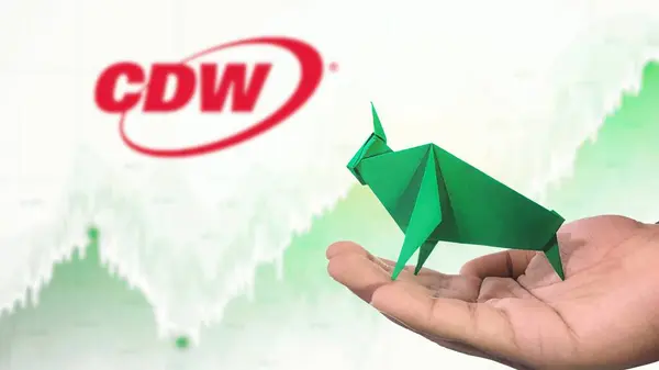 New York - ABD, 25 Aralık 2024: CDW Stock Uptrend with Selective Focus on green origami Bull, sembolize edilen CDW Bullish pazar trendi. Finansal Büyüme kavramını yakalar