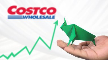 New York - ABD, 23 Ocak 2025: COSTCO WHOLESALE Stock Uptrend with Selective Focus on green origami Bull, sembolize edilen COSTCO WHOLESALE Bullish market trendi. Finansal Büyüme kavramını yakalar