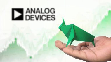 New York - ABD, 23 Ocak 2025: ANALOG DEVICES Stock Uptrend with Selective Focus on green origami Bull, sembolize edilen ANALOG DEVICES Bullish market trendi. Finansal Büyüme kavramını yakalar