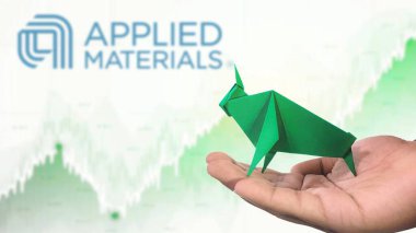 New York - ABD, 23 Ocak 2025: APPLIED MATERIALS Bullish pazar eğilimini sembolize eden, yeşil origami Bull üzerine Seçici Odaklanma ile APPLIED MATERIALS Stock Uptrend. Finansal Büyüme kavramını yakalar