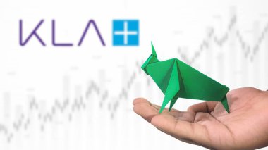 New York - ABD, 23 Ocak 2025: KLA Stock Uptrend with Selective Focus on green origami Bull, sembolize edilen KLA Bullish pazar trendi. Finansal Büyüme kavramını yakalar