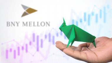 New York - ABD, 23 Ocak 2025: BNY MELLON Stock Uptrend with Selective Focus on green origami Bull, sembolize edilen BNY MelLON Bullish pazar trendi. Finansal Büyüme kavramını yakalar