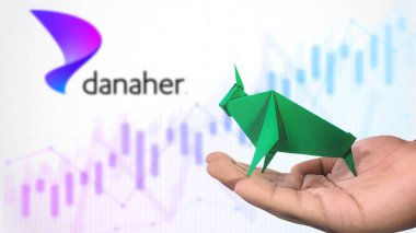 New York - ABD, 23 Ocak 2025: DANAher Stock Uptrend with Selective Focus on green origami Bull, sembolize edilen DANAher Bullish pazar trendi. Finansal Büyüme kavramını yakalar