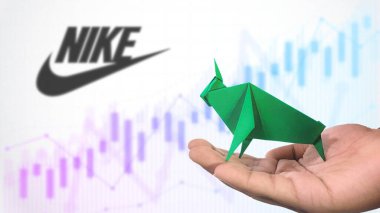 New York - ABD, 23 Ocak 2025: NIKE Stock Uptrend with Selective Focus on green origami Bull, sembolize edilen NIKE Bullish pazar trendi. Finansal Büyüme kavramını yakalar