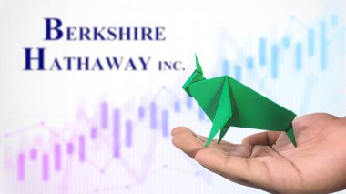 New York - ABD, 23 Ocak 2025: BERKSHIRE HATHAway Stock Uptrend with Selective Focus on green origami Bull, sembolize BERKSHIRE HATHAway Bullish market trendi. Finansal Büyüme kavramını yakalar