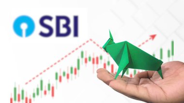 New York - ABD, 23 Ocak 2025: SBI Stock Uptrend with Selective Focus on green origami Bull, sembolize edilen SBI Bullish market trendi. Finansal Büyüme kavramını yakalar