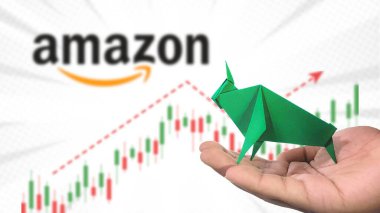 New York - ABD, 23 Ocak 2025: AMOZON Stock Uptrend with Selective Focus on green origami Bull, sembolize edilen AMOZON Bullish pazar trendi. Finansal Büyüme kavramını yakalar