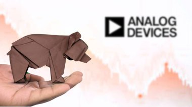 New York - ABD, 13 Ocak 2025: ANALOG DEVICES hisse senedi düşüşü, ANALOG DEVICES 'in bir hamiline piyasa duyarlılığını tasvir eden kahverengi origami ayısı üzerine Seçici Odaklanma. Finansal çöküş kavramını yakalıyor