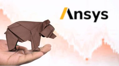 New York - ABD, 13 Ocak 2025: ANSYS hisse senedi, AMAZON 'un piyasa duyarlılığını tasvir eden kahverengi origami ayısına Seçici Odak ile birlikte düşüş eğilimi. ANSYS finansal kriz kavramı