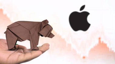 New York - ABD, 13 Ocak 2025: APPLE hisse senedi düşüşü: Kahverengi origami ayısı üzerine Seçici Odaklanma, APPLE 'nin piyasa duyarlılığını tasvir ediyor. Finansal çöküş kavramını yakalıyor