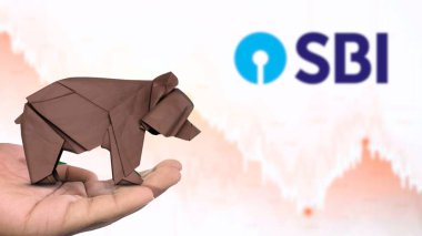 New York - ABD, 13 Ocak 2025: SBI hisse senedi düşüşü kahverengi origami ayısı üzerine Seçici Odaklanma, SBI 'ın piyasa duyarlılığını tasvir ediyor. Finansal çöküş kavramını yakalıyor