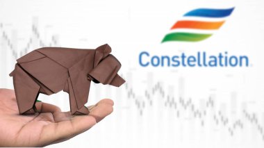 New York - ABD, 13 Ocak 2025: CONSTELL hisse senedi düşüşü Seçici odaklanma ile kahverengi origami ayı, CONSTELL ATION bir hamaliyet pazar duyarlılığı tasvir. Finansal çöküş kavramını yakalıyor
