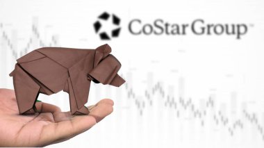 New York - ABD, 13 Ocak 2025: COSTARGROUP hisse senedi düşüşü, COSTARGROUP 'un hamurumsu pazar duyarlılığını tasvir eden kahverengi origami ayısı üzerine Seçici Odaklanma. Finansal çöküş kavramını yakalıyor