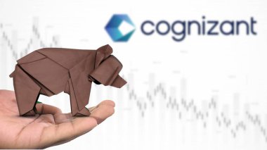 New York - ABD, 13 Ocak 2025: COGNIZANT hisse senedi düşüşü, COGNIZANT 'ın hamurumsu pazar duyarlılığını tasvir eden kahverengi origami ayısı üzerine Seçici Odaklanma. Finansal çöküş kavramını yakalıyor