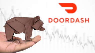 New York - ABD, 13 Ocak 2025: DOORDASH 'ın piyasa duyarlılığını tasvir eden seçici origami ayısı odaklı DOORDASH hisse senedi düşüşü. Finansal çöküş kavramını yakalıyor