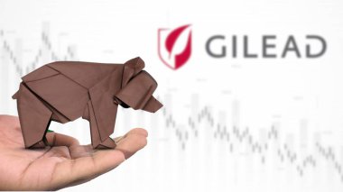New York - ABD, 13 Ocak 2025: GILEAD hisse senedi düşüşü, GILEAD 'in hamurumsu pazar duyarlılığını tasvir eden kahverengi origami ayısı üzerine Seçici Odaklanma. Finansal çöküş kavramını yakalıyor